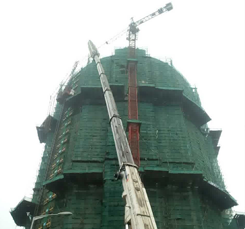 珠山吊车在工地上作业